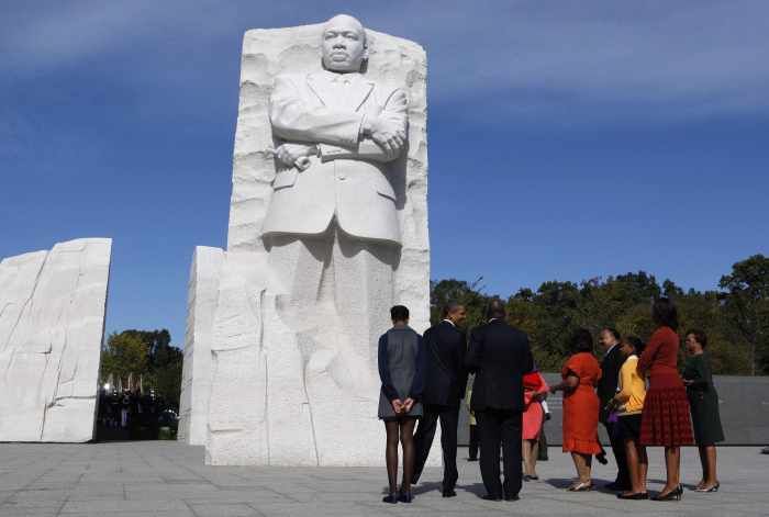 Família Obama acompanha lançamento de monumento nacional em homenagem a King. O que diria o líder negro estadunidense ao saber que o primeiro presidente negro do seu país faz um governo para a elite, tal como seus antecessores brancos? - Foto:Reuters